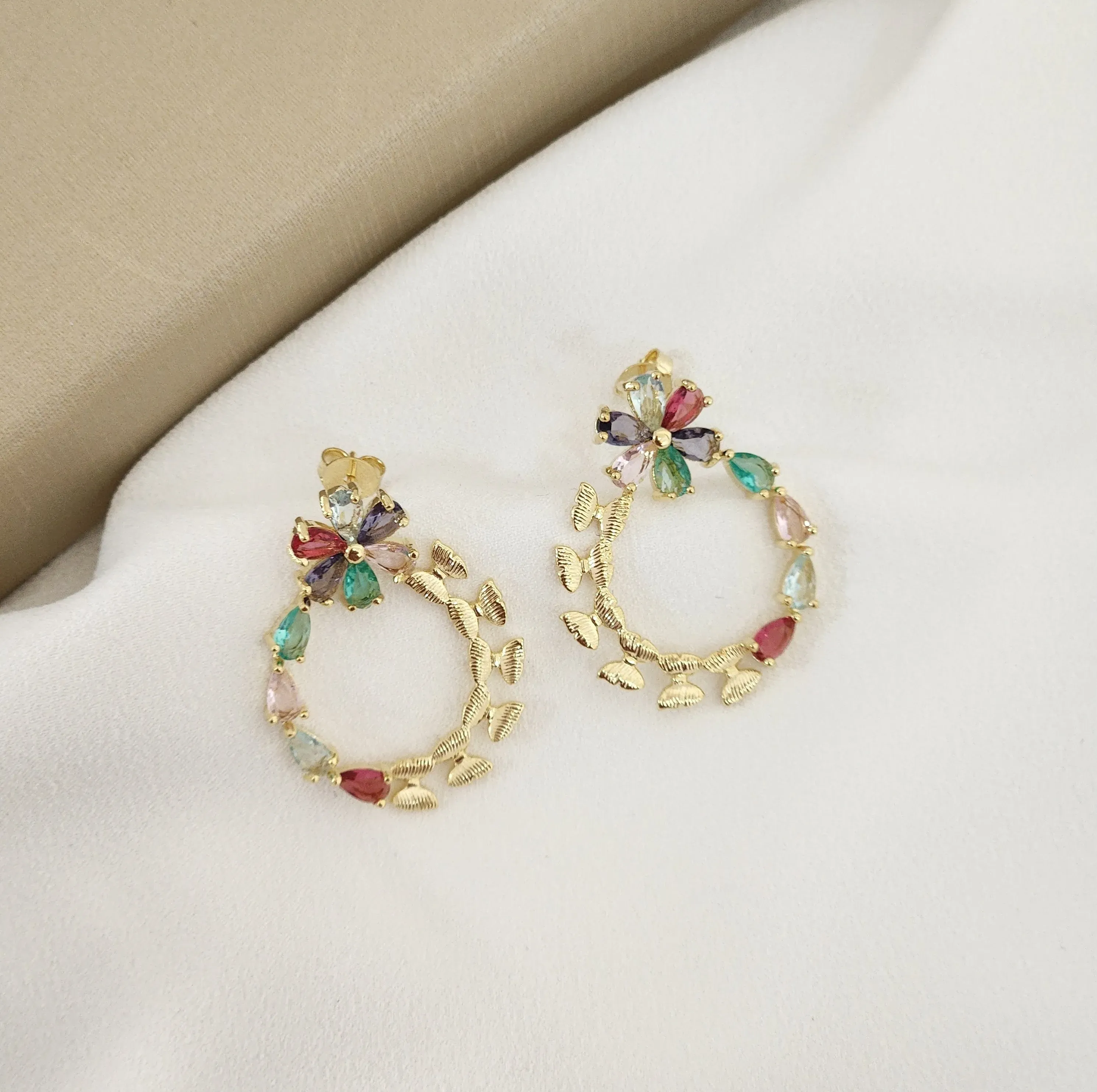 Brinco  Flor e Borboleta Colorido banhado Ouro 18k