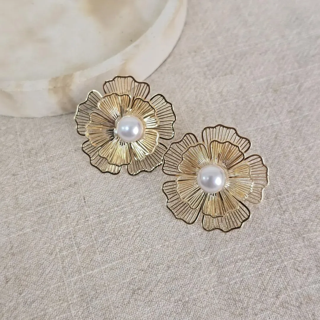 Brinco Flor Metal Escovado
