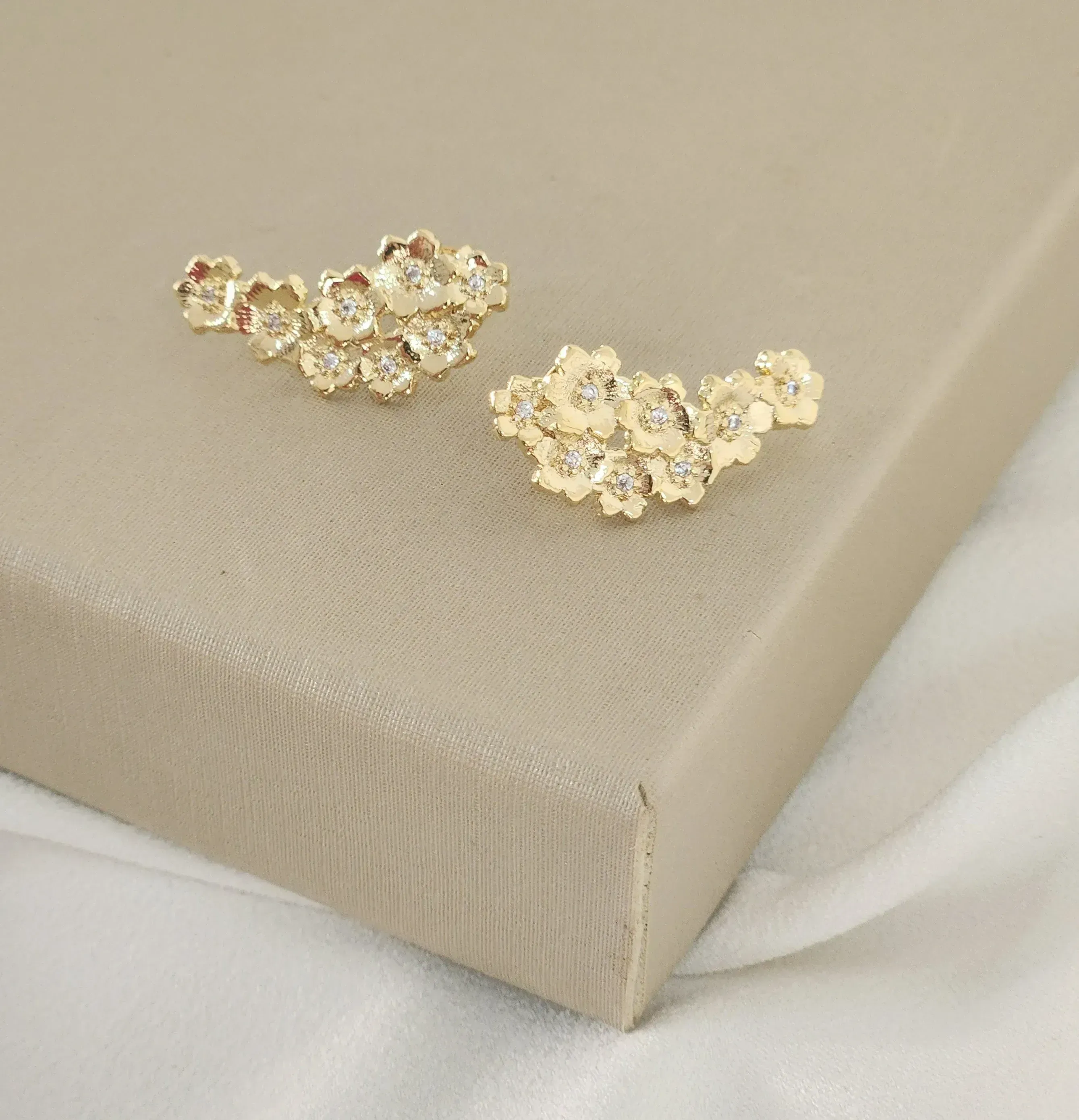 Brinco Flores Médio Zircônia banhado Ouro 18k