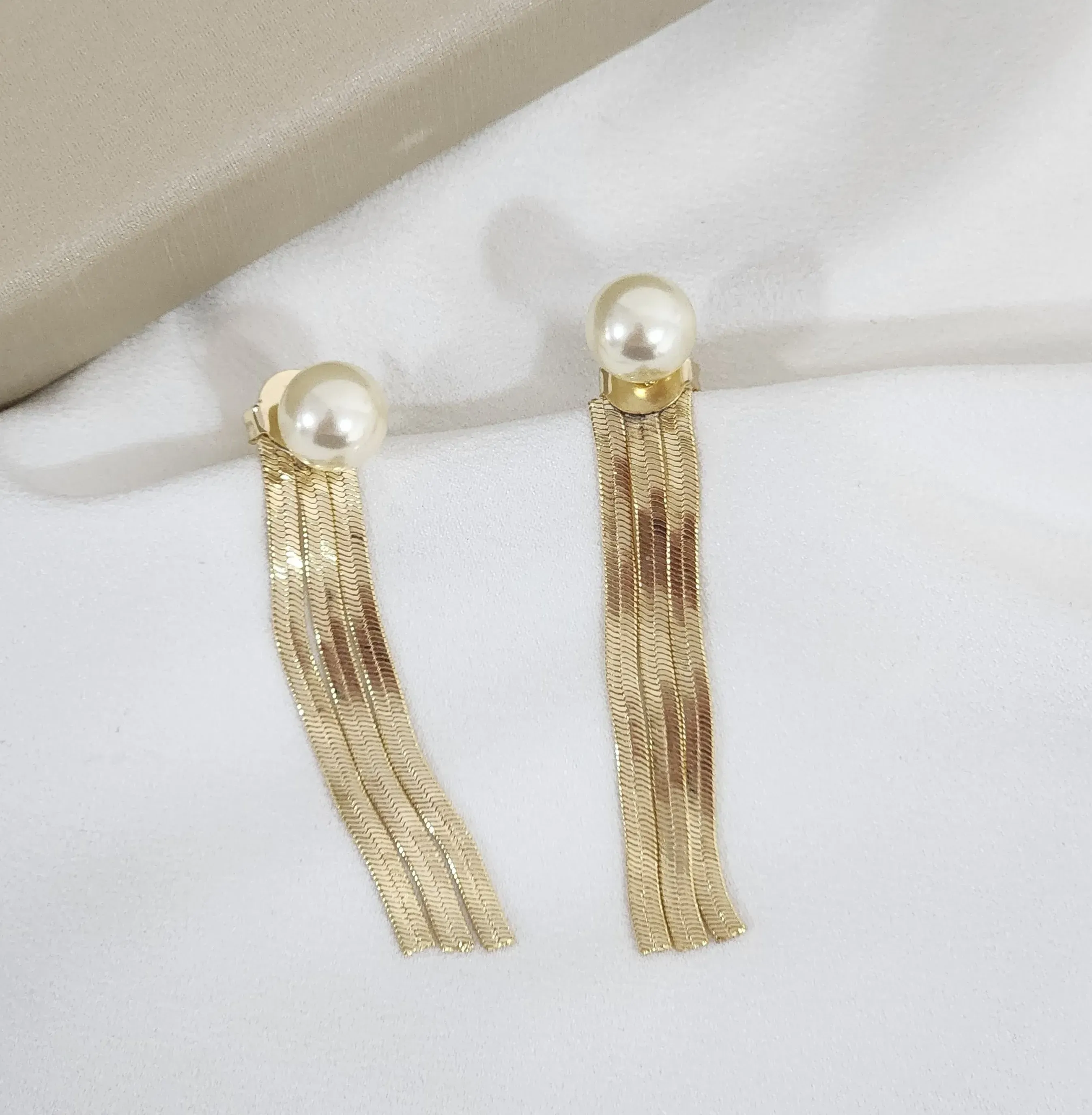 Brinco Franja Metal e Pérola banhado Ouro 18k