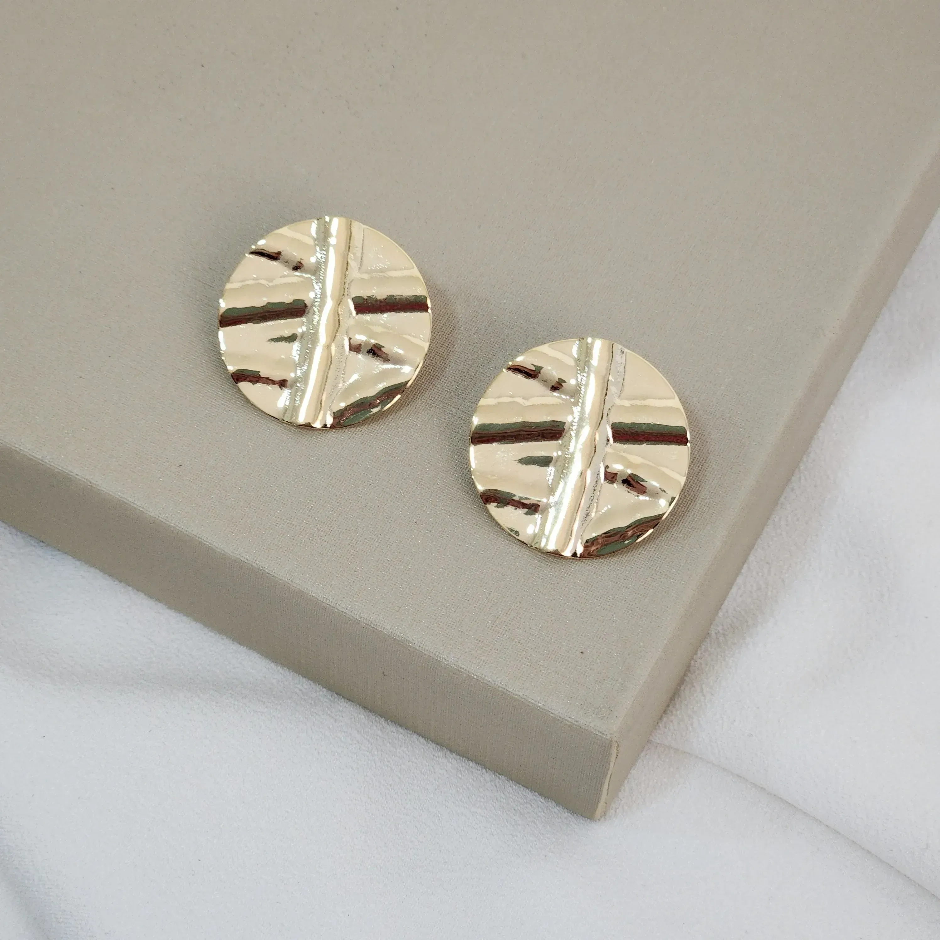 Brinco Geométrico Metal Trabalhado banhado Ouro 18k