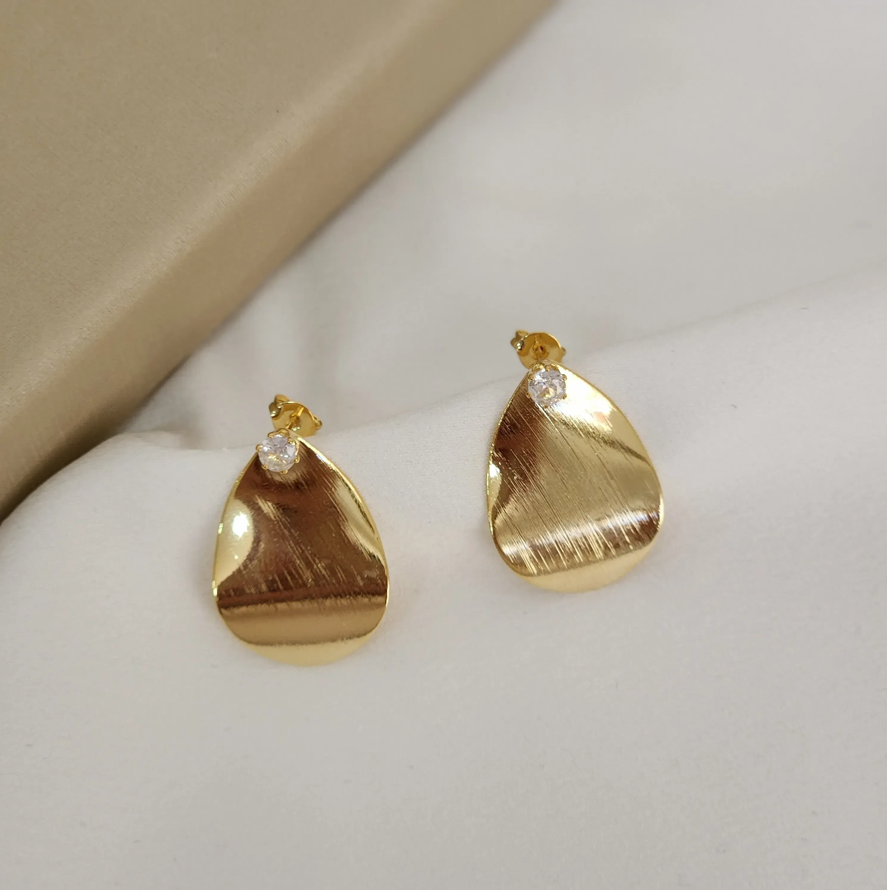 Brinco Gota Escovada Zircônia banhado Ouro 18k