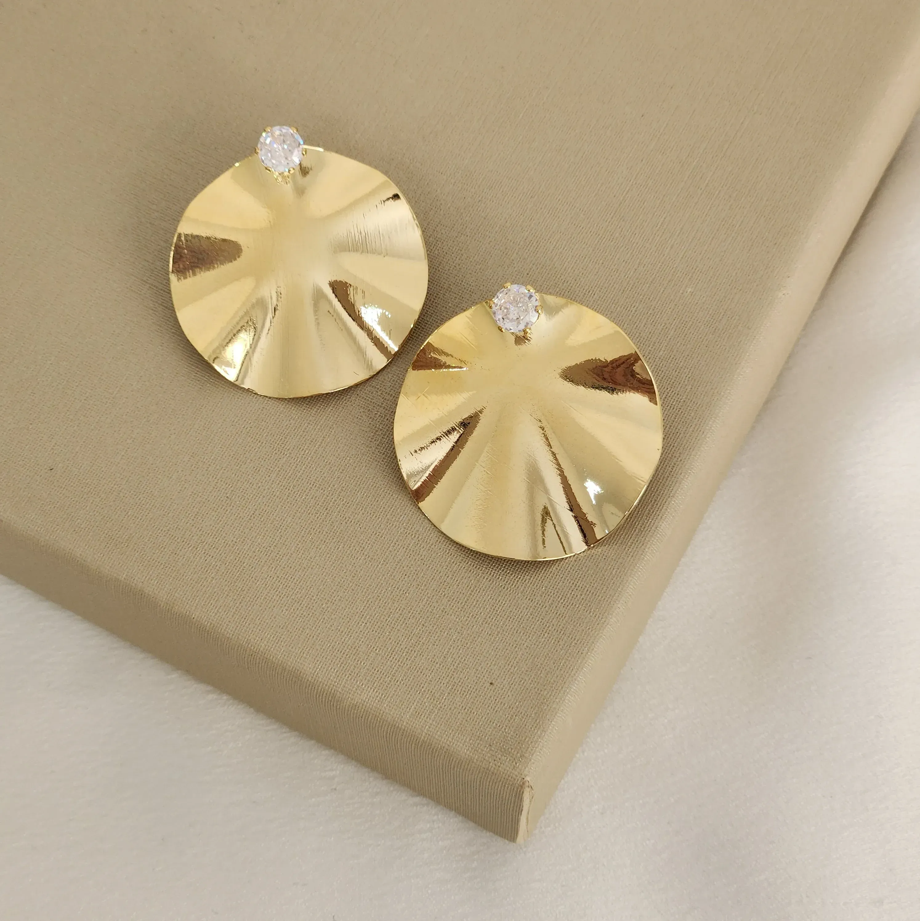 Brinco Redondo Orgânico Zircônia banhado Ouro 18k