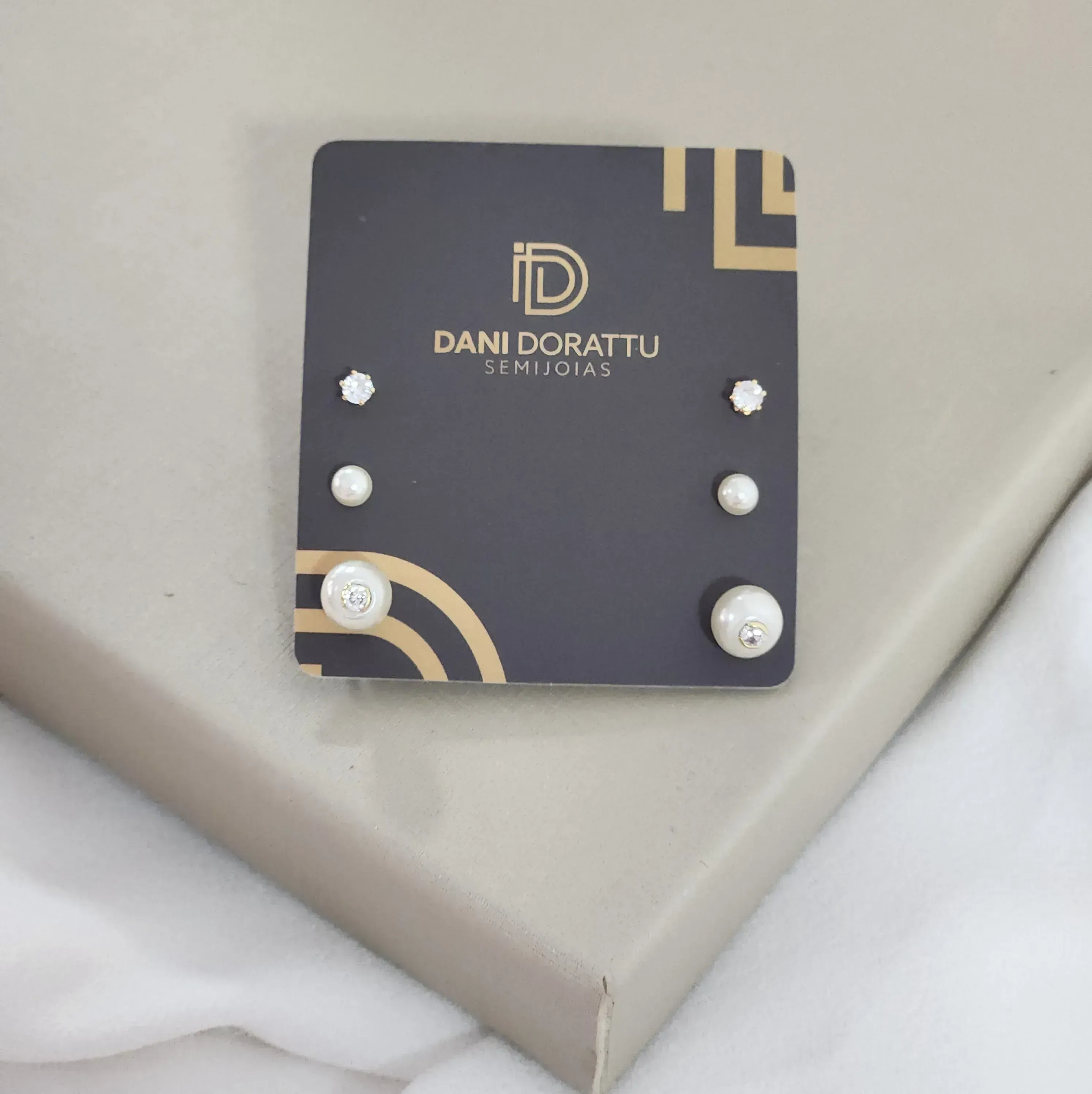 Brinco Triplo Pérolas Zircônia banhado Ouro 18k