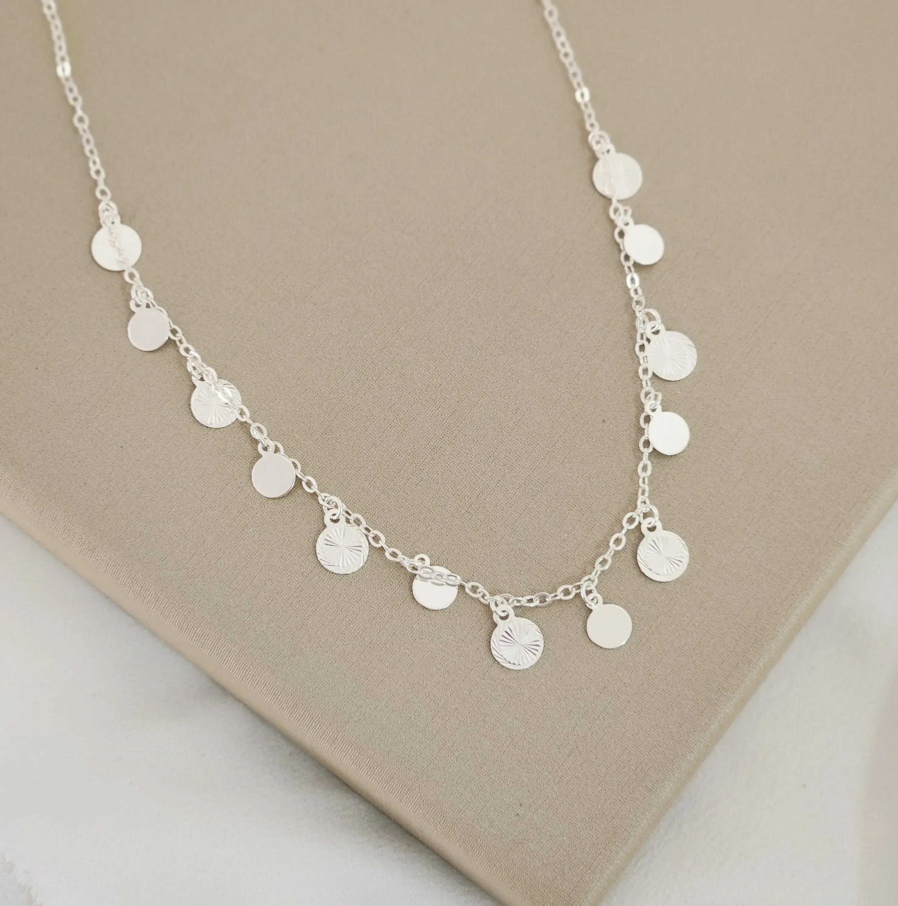Colar Choker Medalhinhas banhado Prata