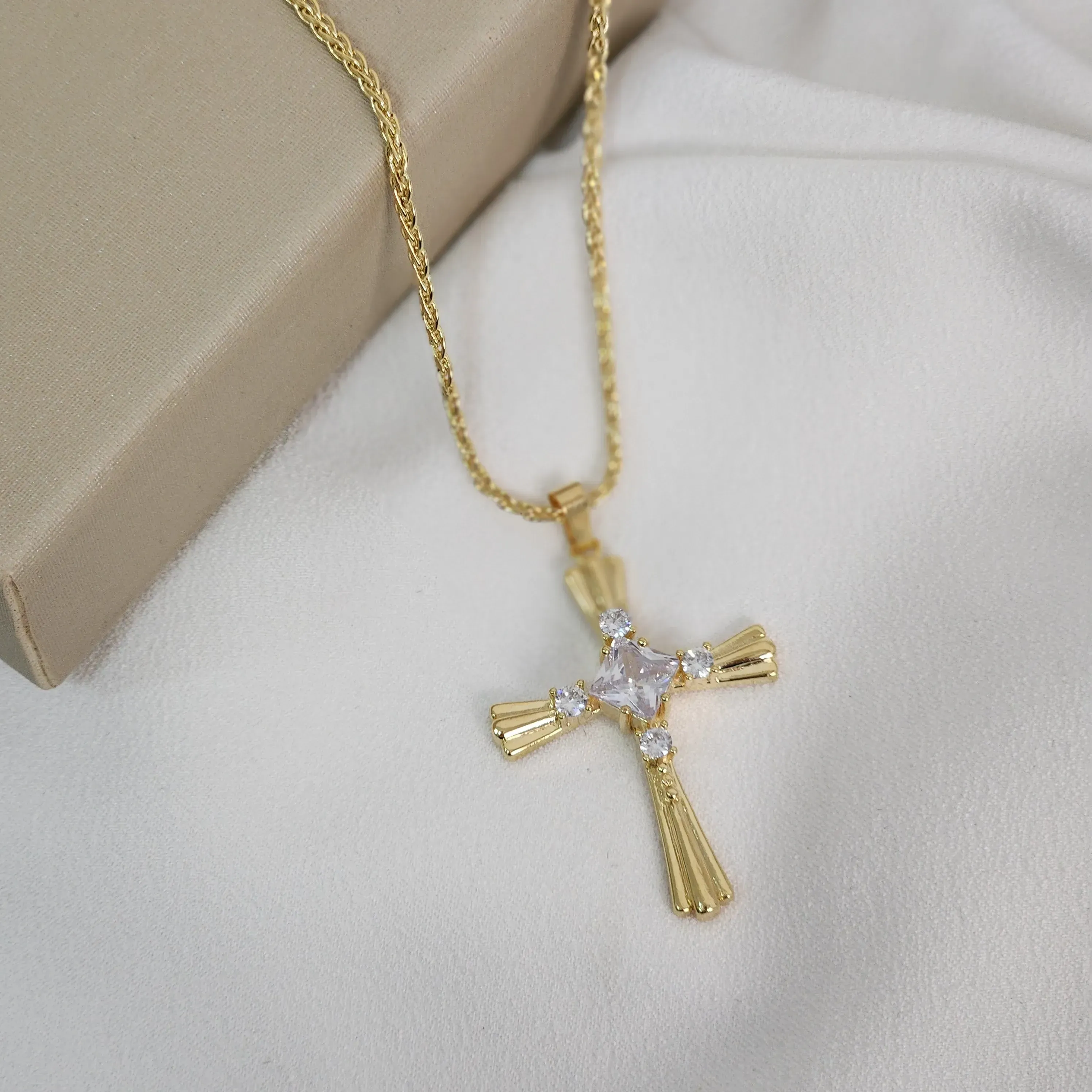 Colar com Pingente de Cruz Cravejado na Zircônia Banhado a Ouro 18k