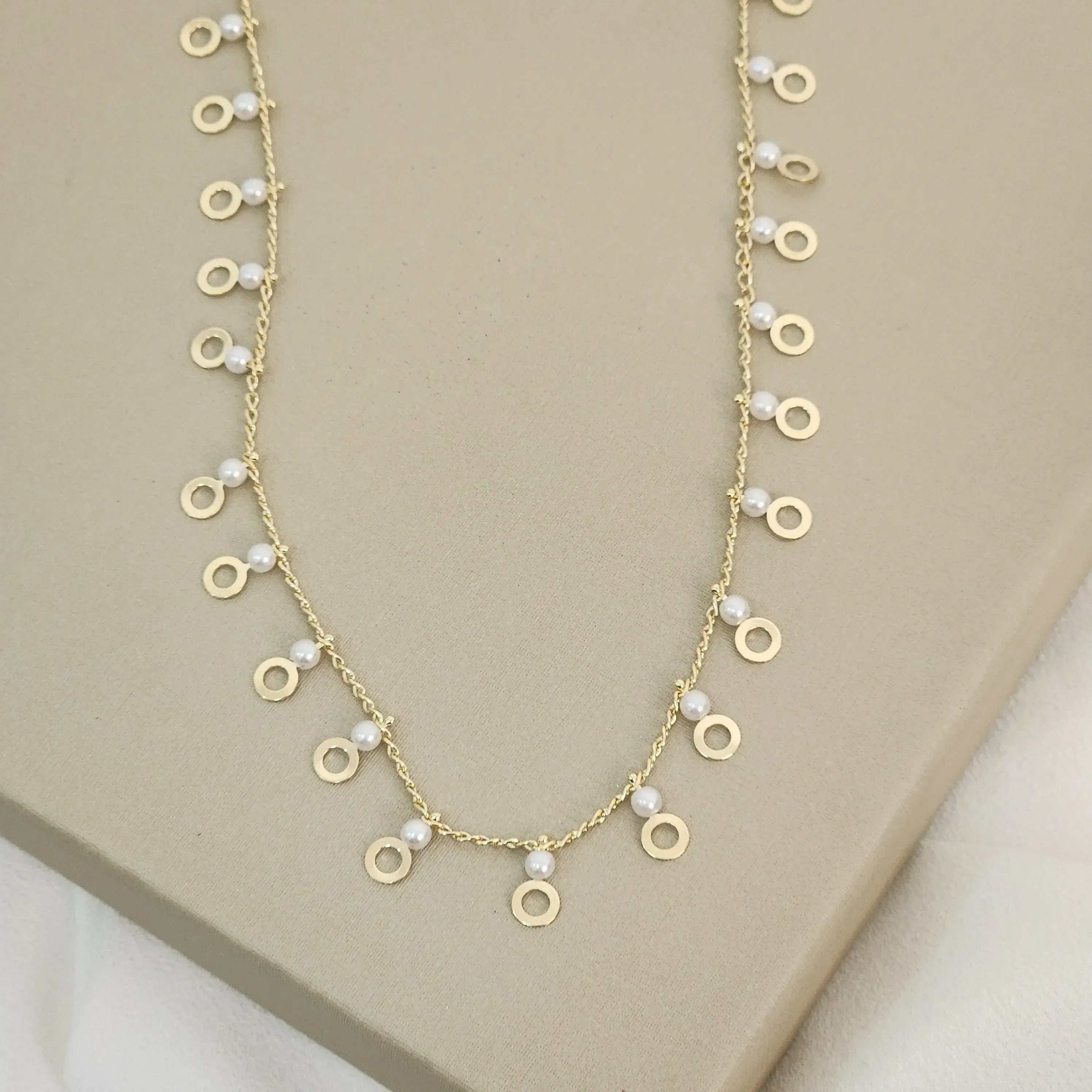 Colar Delicado Pérolas e Medalinhas banhado Ouro 18k