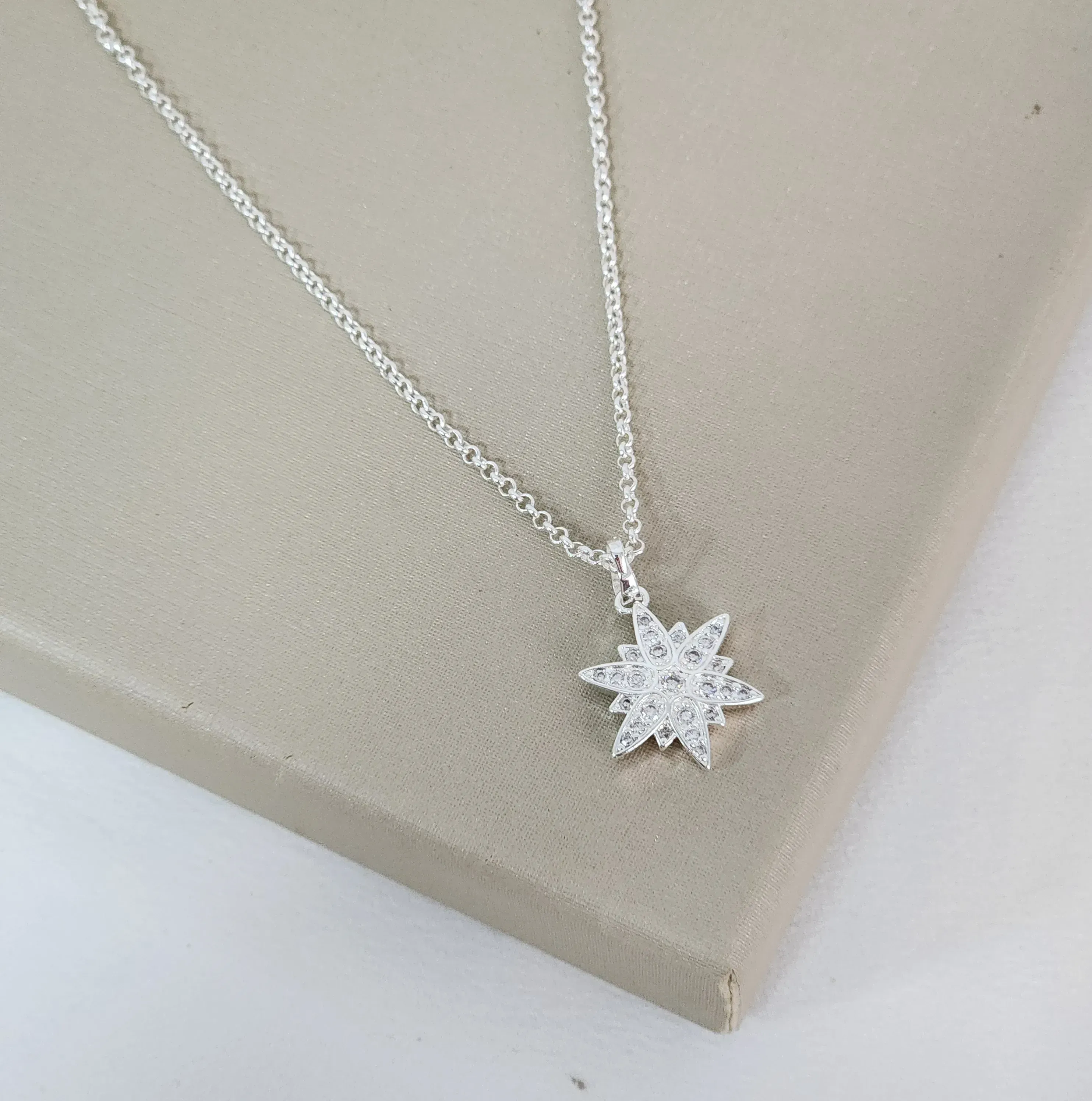 Colar Estrela ZIrcônia Cravejada banhada Prata