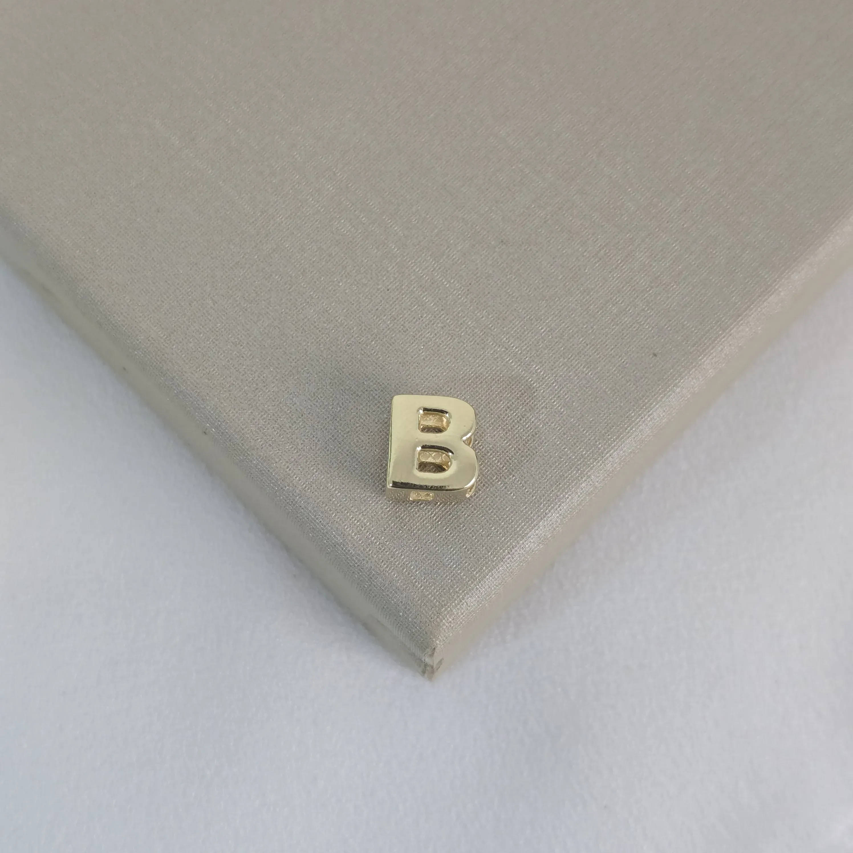 Pingente Letra B banhada ouro 18k