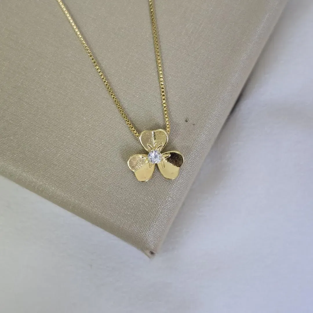 Colar Delicado Flor Lisa e Zircônia