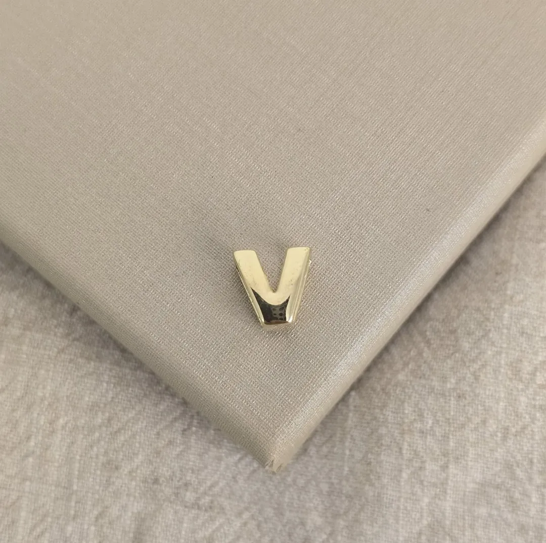 Pingente Letra V banhado ouro 18k