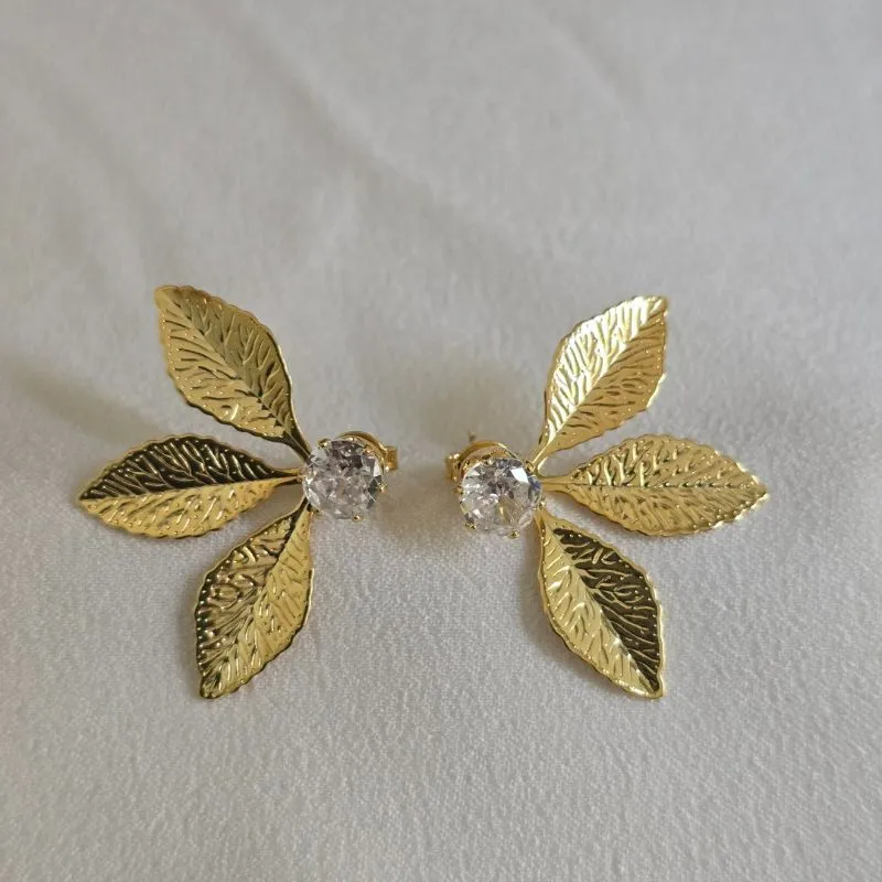 Brinco Delicado Liso Flor e Zircônia