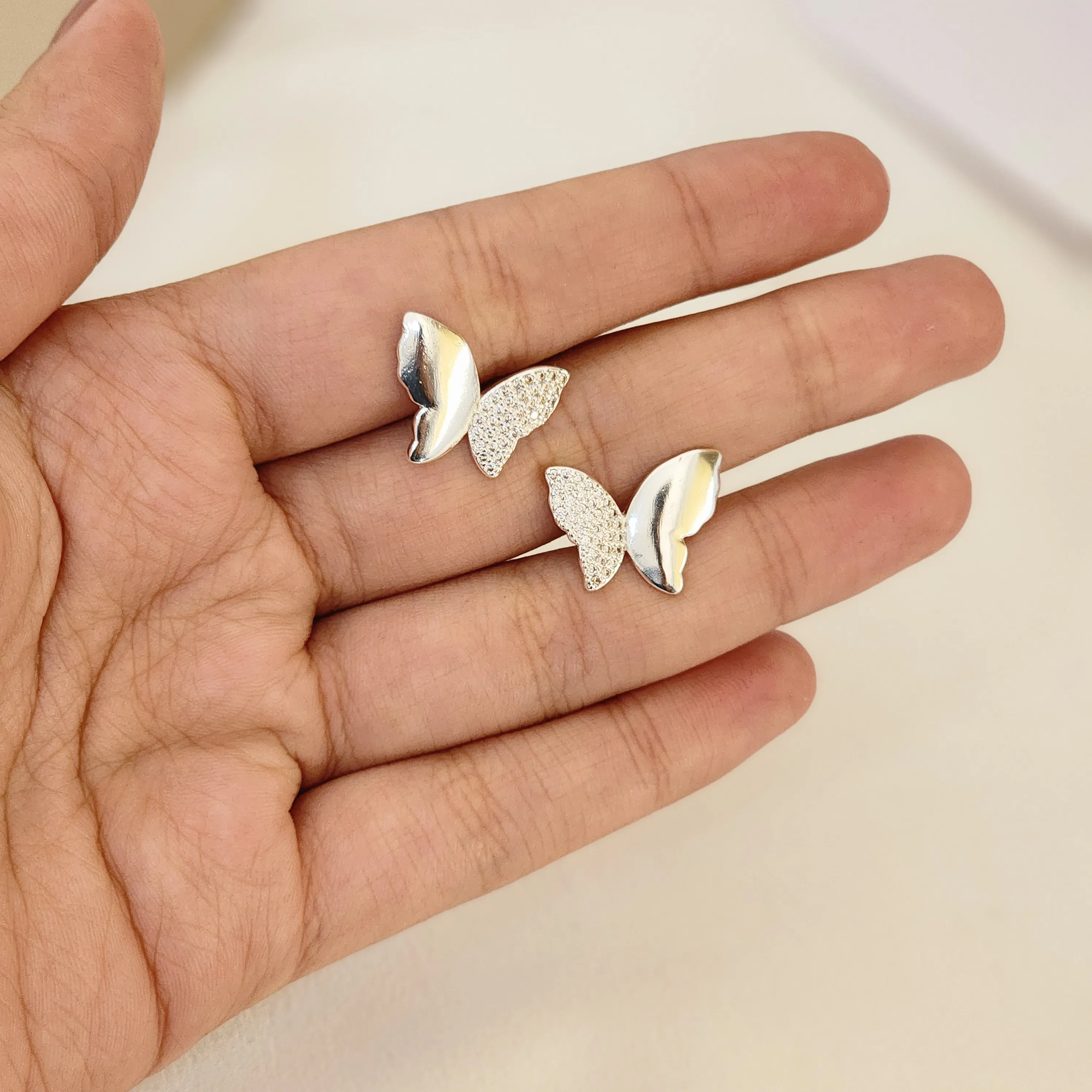 Brinco Delicado Borboleta Liso e Zircônia