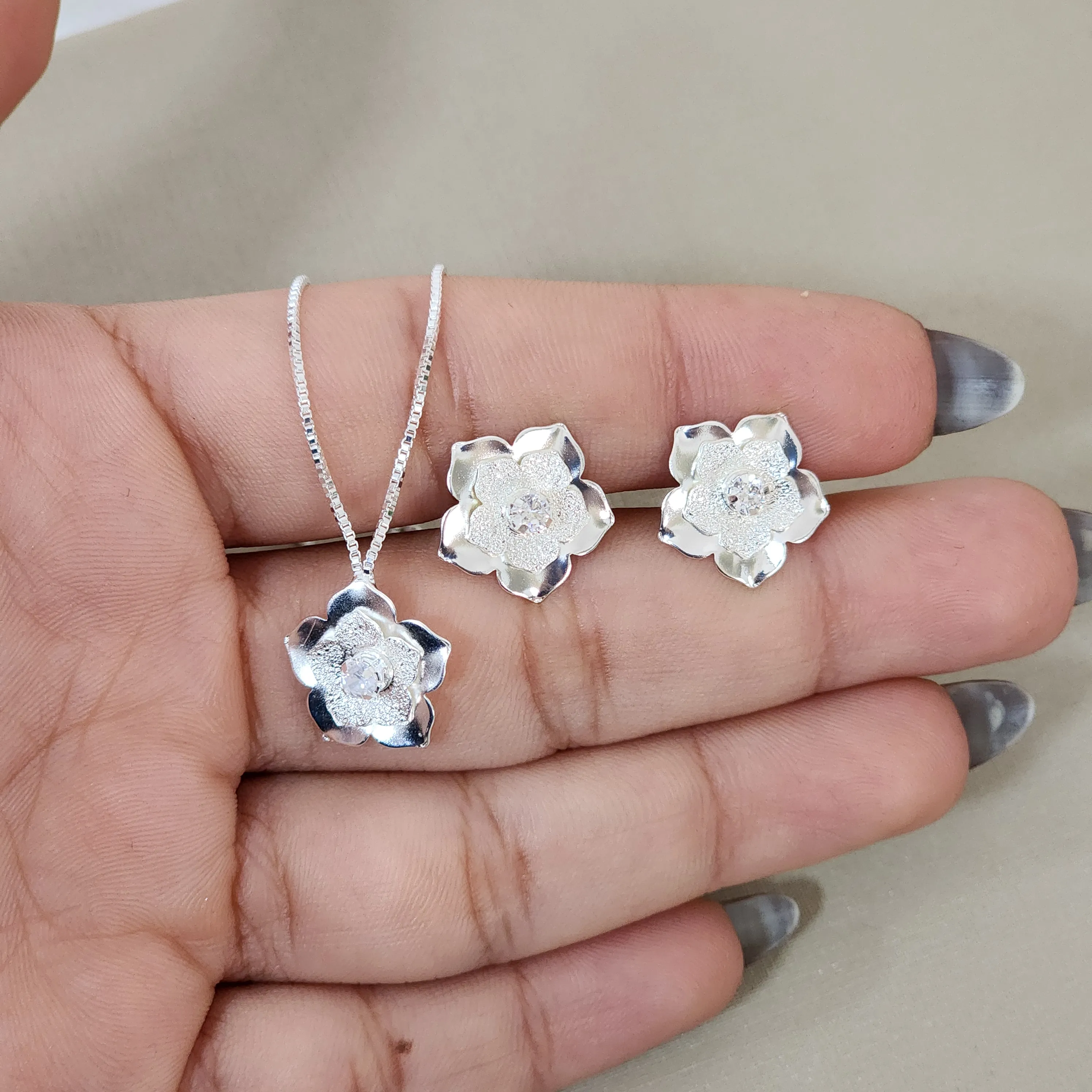 Conjunto Delicado Flor Lisa e Zircônia