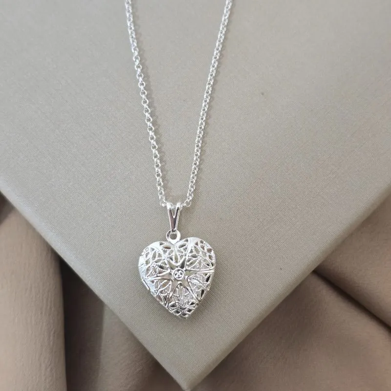 Colar Relicário Coração Detalhado