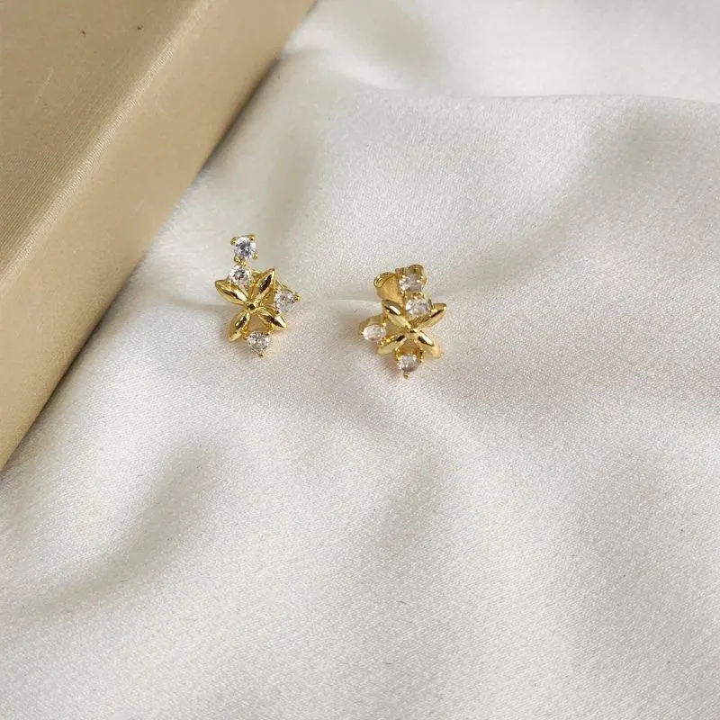 Brinco Delicado Flor Zircônia