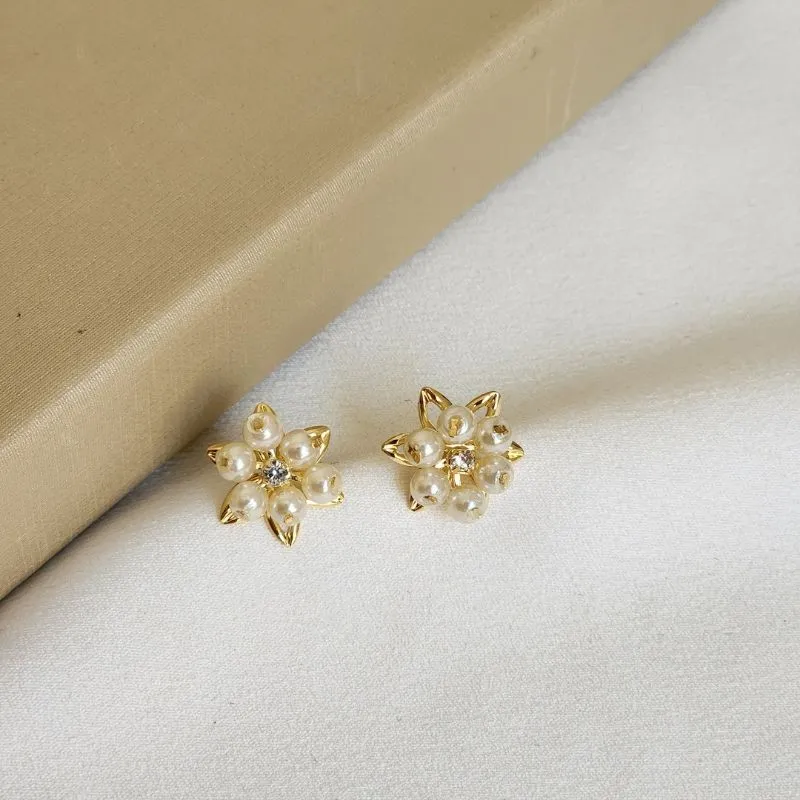 Brinco Flor Zircônia  e Perolas