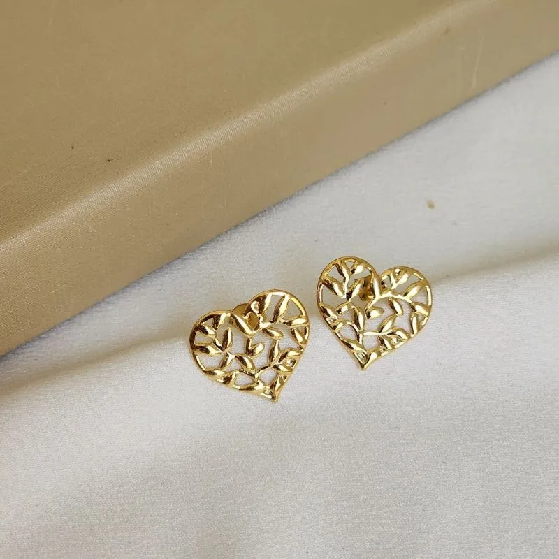Brinco Liso Coração Detalhado