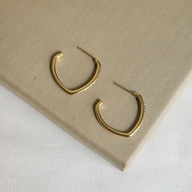 Brinco Meia Argola Zircônia