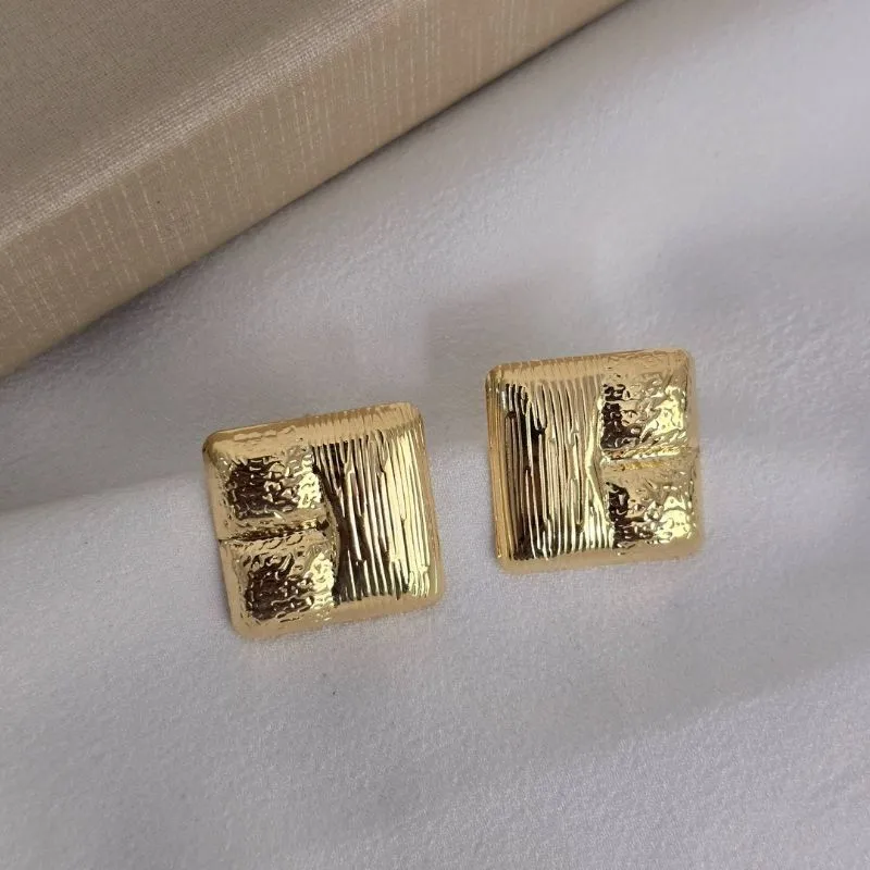 Brinco Quadrado Detalhado