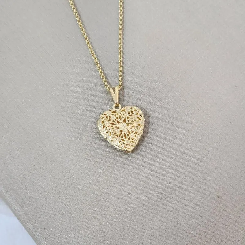 Colar Relicário Coração Detalhado