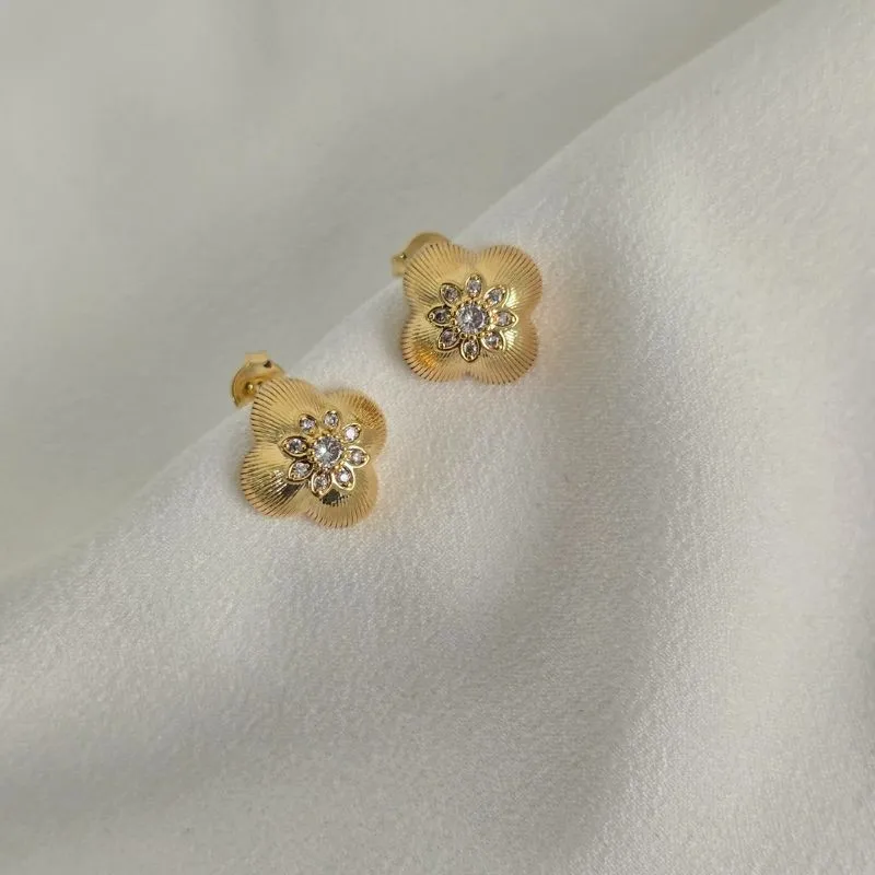 Brinco Delicado Zircônia Detalhe Flor