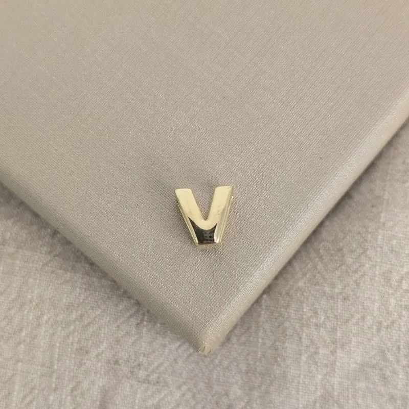 Pingente Letra V banhado ouro 18k