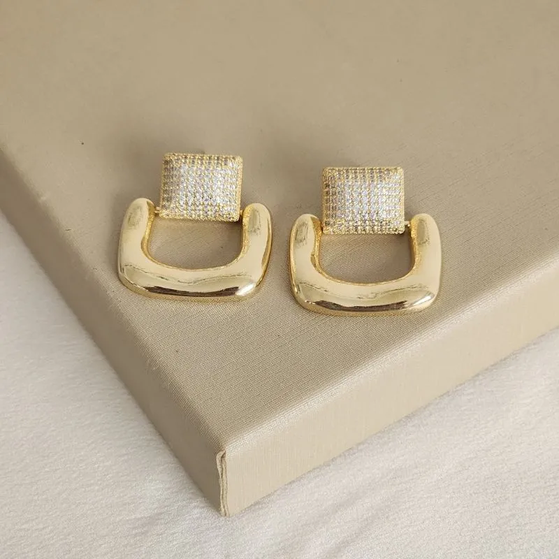 Brinco Elegante Zircônia