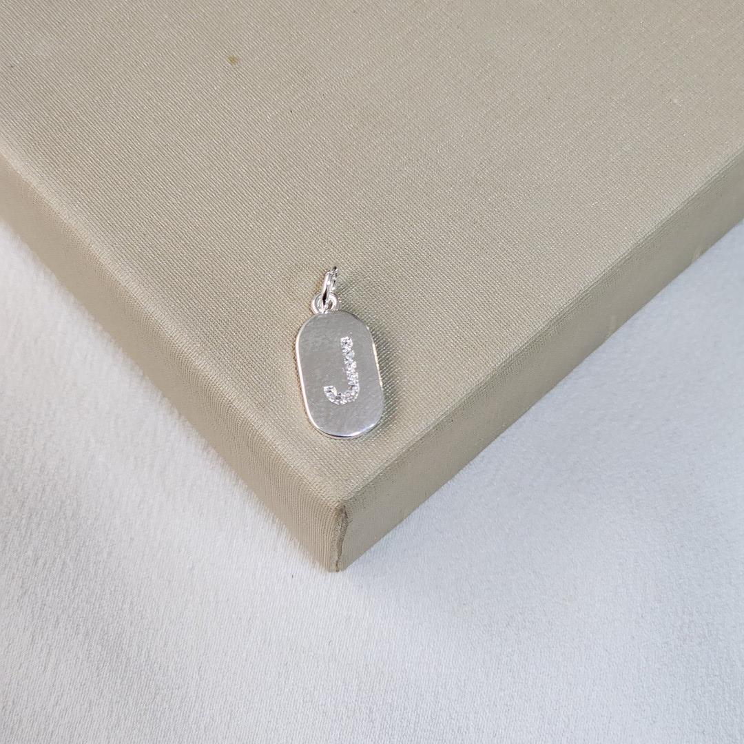 Pingente Plaquinha Letra J
