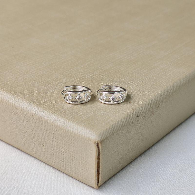 Argola Vazada Com Zirconia